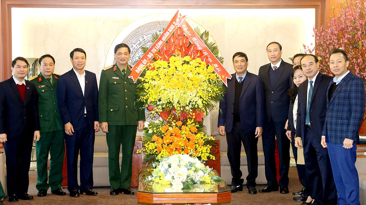 Bộ Tư lệnh Quân khu 2 chúc Tết tỉnh Phú Thọ
