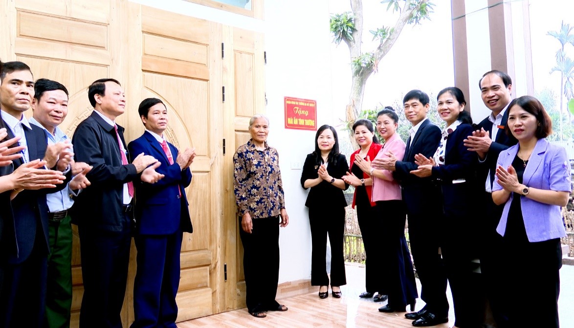 Trưởng Ban Dân vận Tỉnh ủy Nguyễn Thị Thanh Huyền dự bàn giao nhà “Mái ấm tình thương” tại huyện Phù Ninh