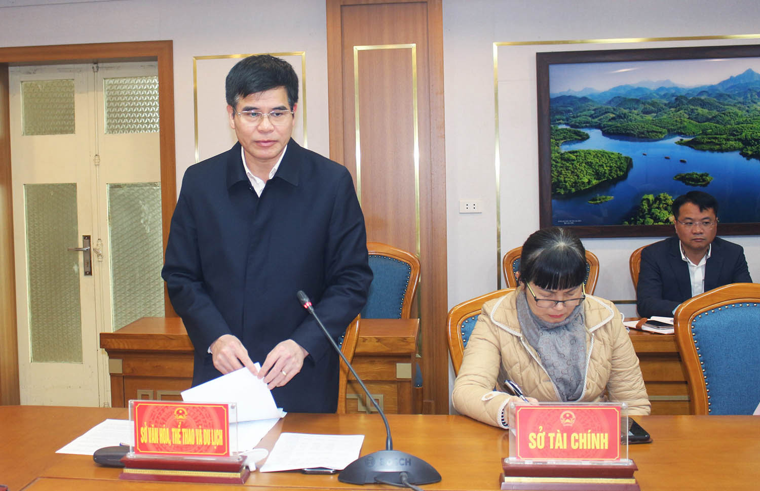 Giám đốc Sở Văn hóa, Thể thao và Du lịch Dương Hoàng Hương báo cáo phương án bắn pháo hoa chào mừng Tết Nguyên đán Bính Ngọ 2026