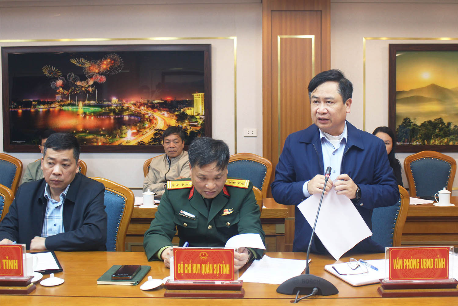 Đại diện lãnh đạo Văn phòng UBND tỉnh tham gia ý kiến tại cuộc họp